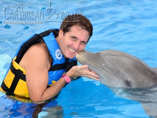 man kiss dolphin